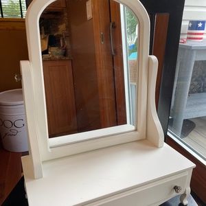 Pottery Barn Kids White Mill Valley Vanity with Mirror